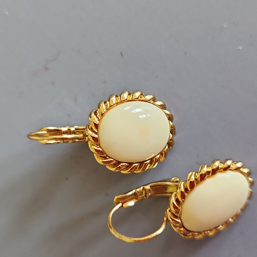 Elegant Gold and Cream Earrings - Picture 9 of 12